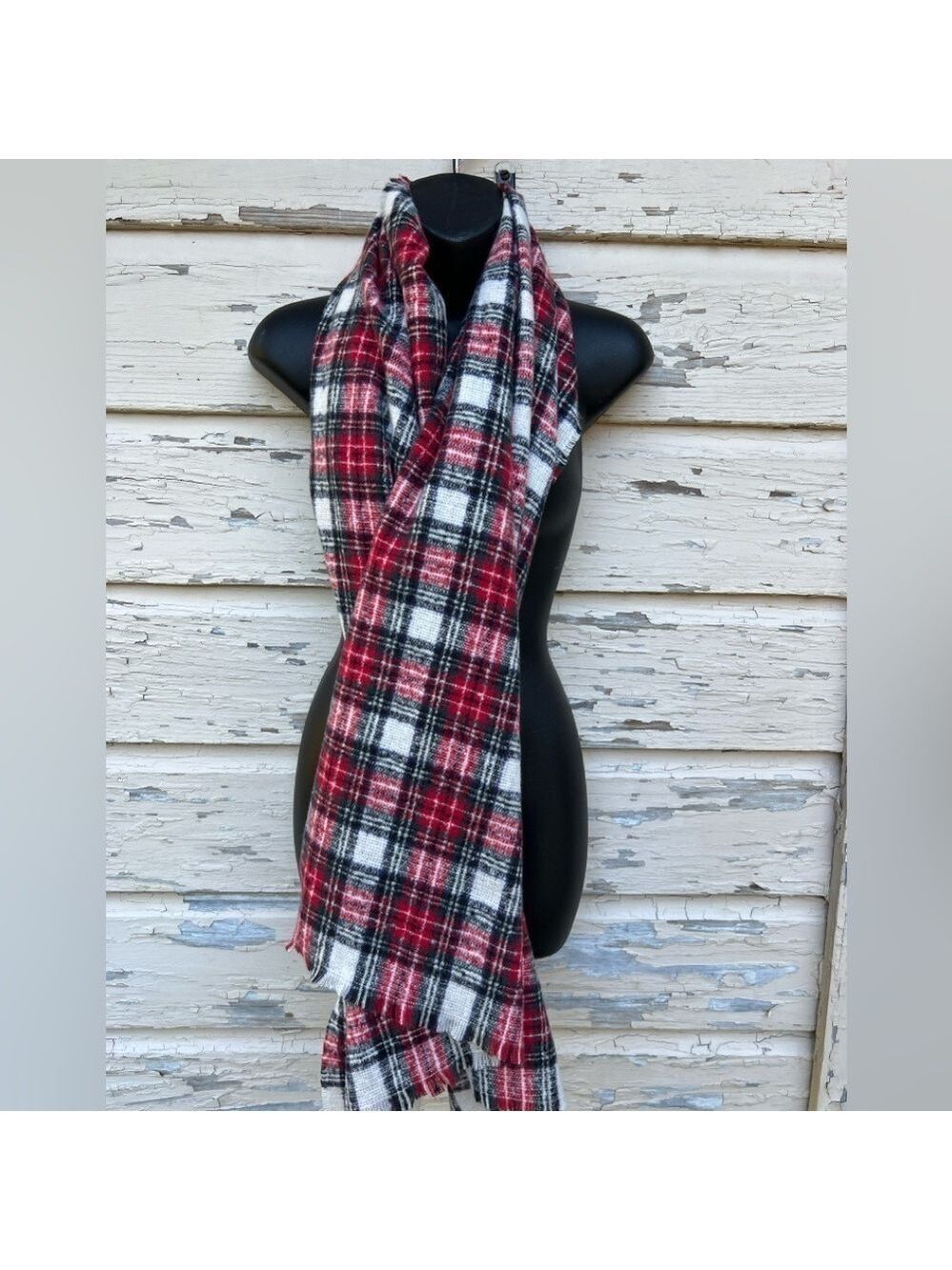 Old Navy Soft Cozy Fall Winter Tartan Plaid Frayed Hem Blanket Scarf Wrap